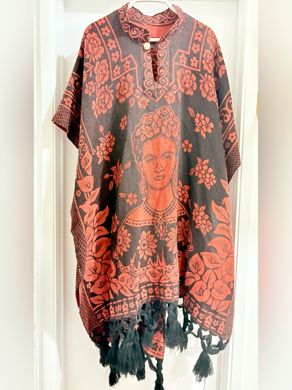 Women's Black Red Floral Art
Print Poncho Cape Button Tassel
Fringe One Size